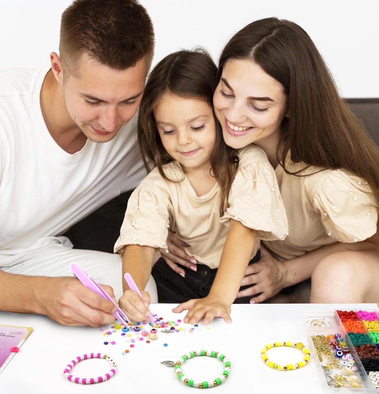 初心者のためのキット、DIY の芸術および技術子供の年齢 6 - 13 のための誕生日のギフトのおもちゃを作る宝石類のためのチャームのキットが付いている 5000 PC の先鋭的なポリマークレイのビードを作る粘土のビード ブレスレット - Mybeaddiy